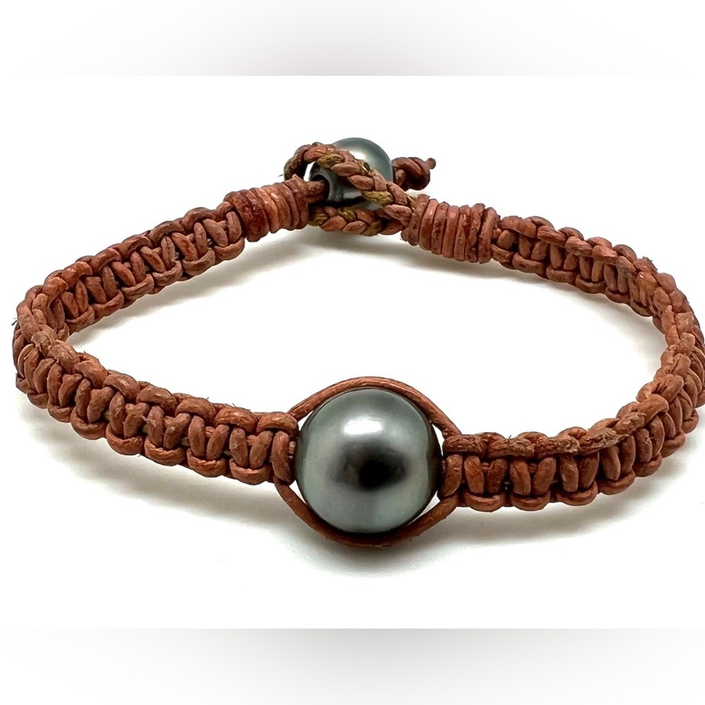 NWT Hand-knotted Leather and Tahitian Pearl Bracelet